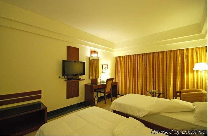 Park Ornate Viman Nagar 4*